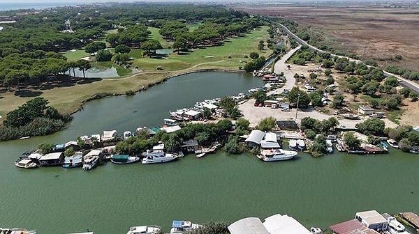 Ekolojik yıkımın eşiğindeki nehir gecekondu mahallesine dönüştürüldü.