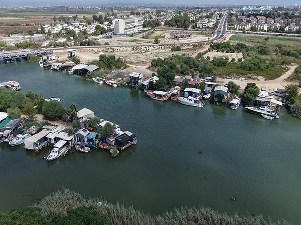 Cezai işlem ve tahliye tebligatları evlerde yaşayanlara ulaştırıldı.