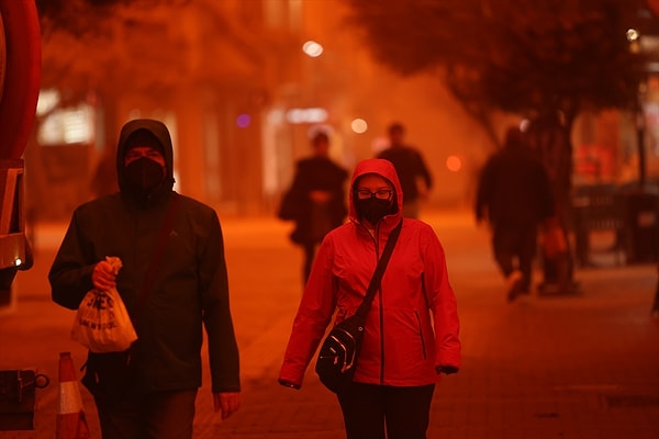 Çöl tozu gökyüzünü kırmızıya boyadı. Türkiye'ye gelen çöl tozuyla ilgili uzman isimden uyarı geldi.