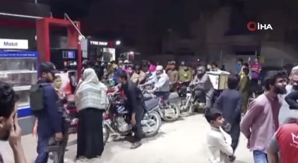 Pakistan'da benzin ve motorine gelen zammın ardından akaryakıt istasyonlarında uzun kuyruklar oluştu.