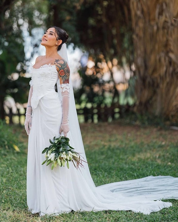 Saygı1 Mustafa Sandal gecesinde sahneye çıkan Melek Mosso, sevilen parça “Gidenlerden” ile izleyicilere duygusal anlar yaşattı.