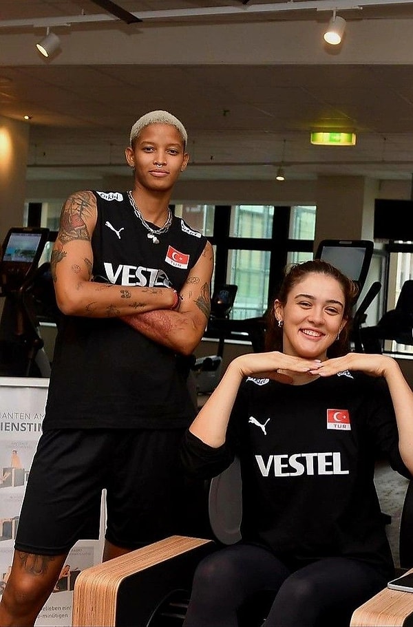 Melissa Vargas ve Zehra Güneş, uzun süredir hem sahadaki uyumları hem de saha dışındaki yakınlıklarıyla dikkat çeken isimler arasında yer alıyordu.