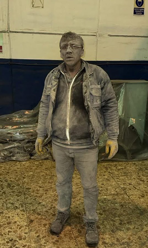 Bir işçinin koruyucu ekipman olmadan çalıştığını gözler önüne seren bu fotoğraf, kısa süre içerisinde tepkilerin odağı haline geldi.