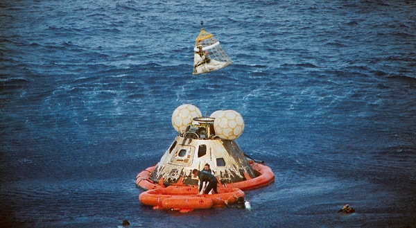Apollo 13, Ay etrafında dönüş yaptıktan sonra Dünya’ya yöneldi. Ancak son aşamada başka sorun ortaya çıktı.