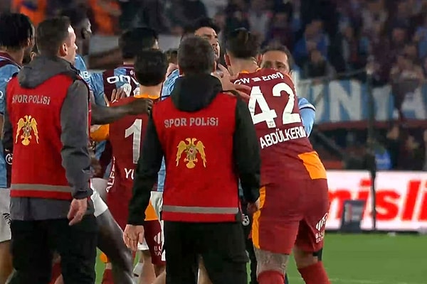 1. Abdülkerim Bardakçı kırmızı kart gördü.