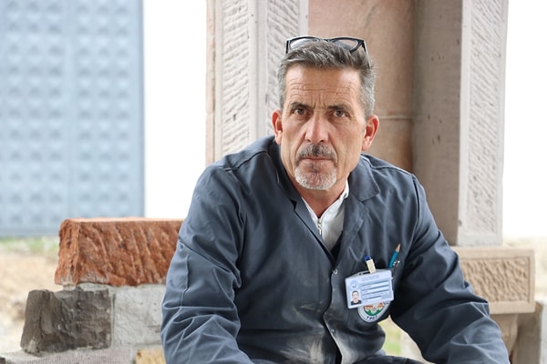 Talas ilçesinde doğup büyüyen İnal’ın hikayesi, erken yaşta hayatın yükünü omuzlamasıyla başladı.