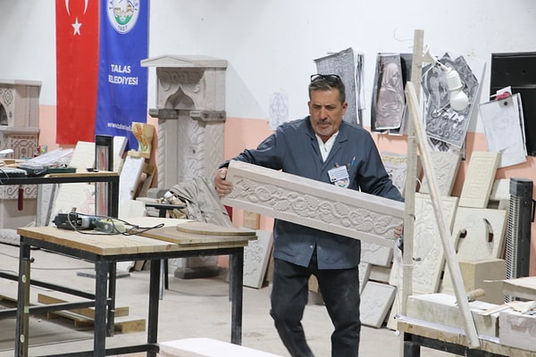 Mesleğe ilk adımını attığı günden bu yana çekiç, murç ve kalem gibi aletleri elinden düşürmeyen İnal, yıllar içinde adeta taşla konuşmayı öğrendi.