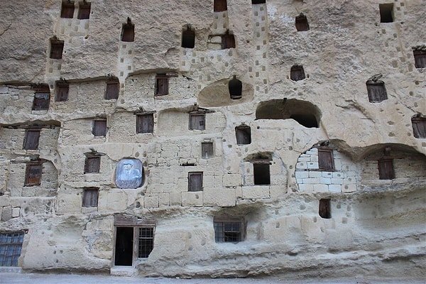 Killi kireç taşına oyularak oluşturulan ve beş katlı bir yerleşim alanı olan mağaralar, yıl boyunca sabit ısıya sahip.