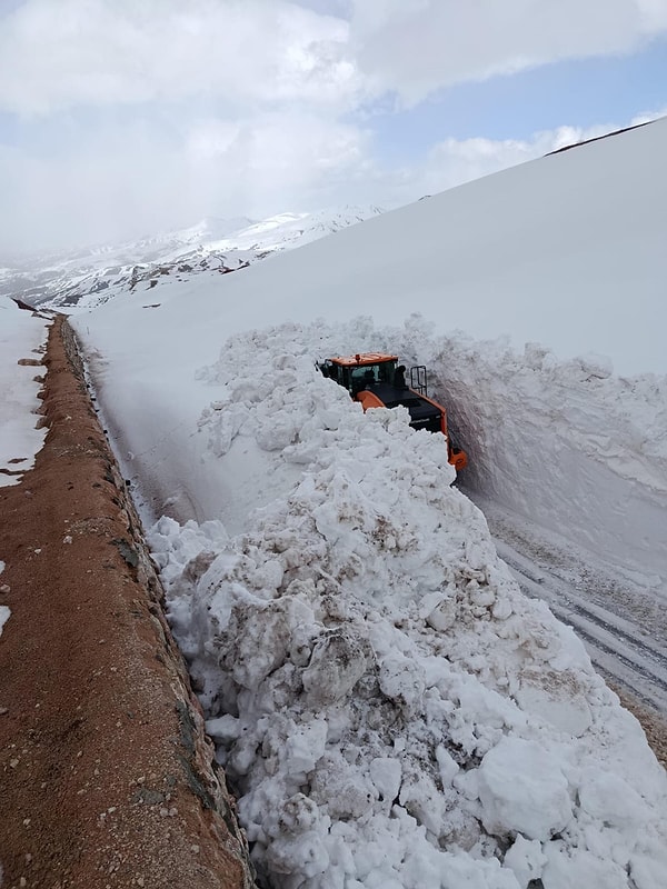 Kar temizleme araçları, metrelerce yüksekliğe ulaşan kar yığınlarını parçalayarak yolu açmaya çalışıyor.