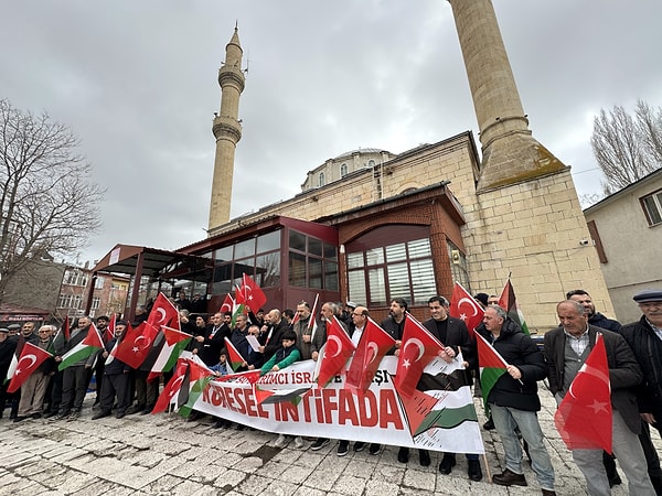 İsrain'in Filistinki esirlere karşı çıkardığı soykırımcı idam yasasına karşı Türkiye'de ve dünyada yapılan gösterilerden görüntüler 👇