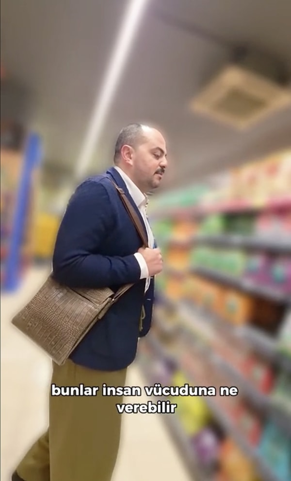 Marketin manav reyonunda incelemelerine başlayan Dr. Yıldırım, sebze ve meyvelerin üzerindeki ilaç kalıntılarına (pestisit) dikkat çekti.