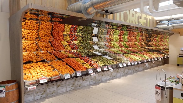 Süpermarketlerin meyve ve sebze reyonlarında kullanılan aynalar, ilk bakışta estetik bir tercih gibi görünse de aslında bilinçli bir satış stratejisinin parçası.