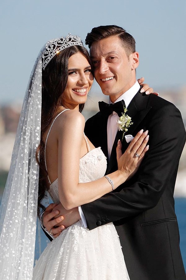 Mesut Özil, futbol kariyerinin zirve yaptığı dönemden bu yana Türkiye’de en çok konuşulan isimlerden biri olmayı sürdürüyor.