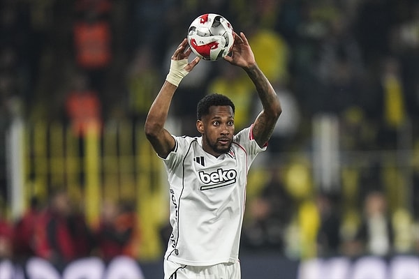 Beşiktaş ikinci yarıya zorunlu değişiklikle başlıyor.