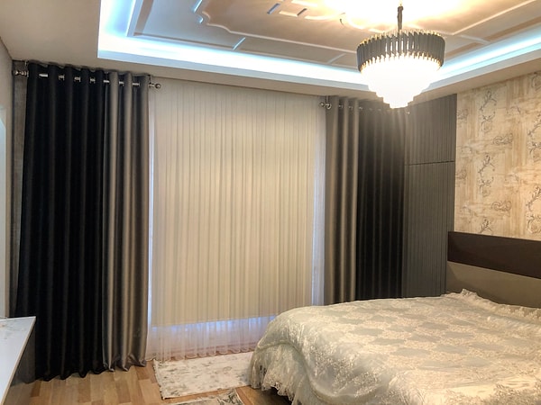 Zifiri karanlık bir ortam yaratmak için kalın perdeler kullanmalısın.