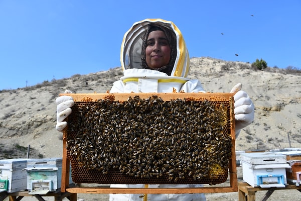 Üstelik bu yolculukta karşılaştığı önyargılar da cabası…