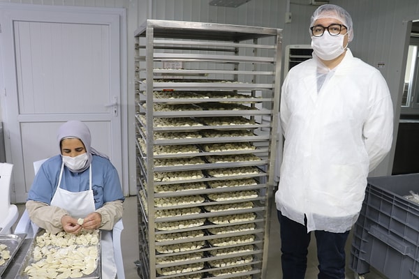 Üretimde el emeğini ön planda tuttuklarını belirten Kapukaya, tam otomasyondan özellikle uzak durduklarını ifade ediyor.