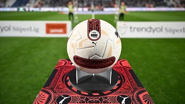 Süper Lig’de son haftalar yaklaşırken şampiyonluk yarışı adeta nefes kesiyor.