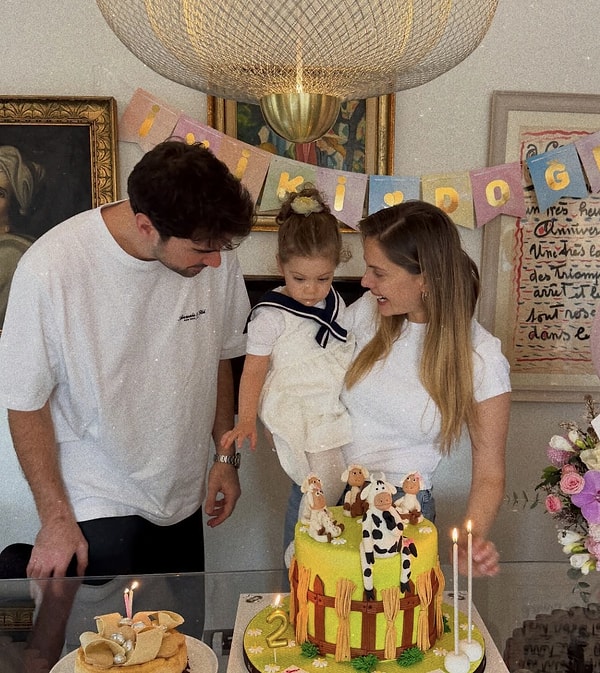 Minik Mina bugün 2 yaşına girdi! Eda Ece, kızının doğum gününe özel yaptığı paylaşımla bu kez bir ilke imza attı ve Mina’nın yüzünü ilk kez saklamadan gösterdi.