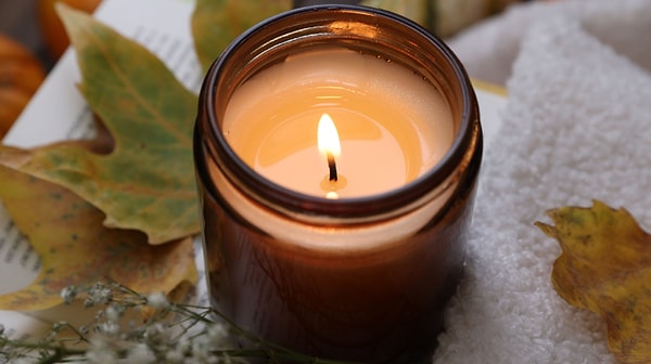 Evde hoş bir koku yaratmak, ortamı daha huzurlu ve estetik hale getirmek için sıkça tercih edilen kokulu mumlar, sanıldığı kadar zararsız olmayabilir.