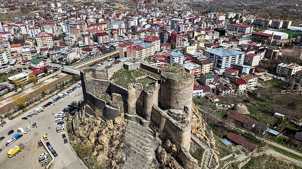 Erzurum’un Oltu ilçesinde bulunan ve köklü geçmişiyle dikkat çeken Oltu Kalesi, yıllar sonra yeniden ziyarete açılmak üzere restore ediliyor.