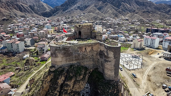 Kesme taş işçiliği ve binlerce yıla yayılan mimari dokusuyla dikkat çeken kale; Bizans’tan Selçuklu’ya, Akkoyunlu ve Karakoyunlu’dan Osmanlı’ya kadar birçok medeniyetin izlerini taşıyor.
