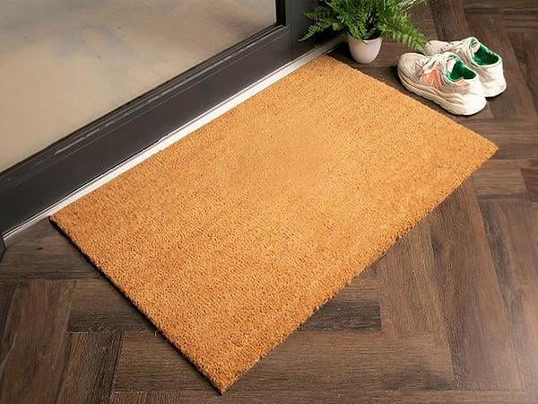 Kapı önüne yerleştireceğiniz çift paspas yöntemiyle tozu daha eve girmeden durdurabilirsiniz.