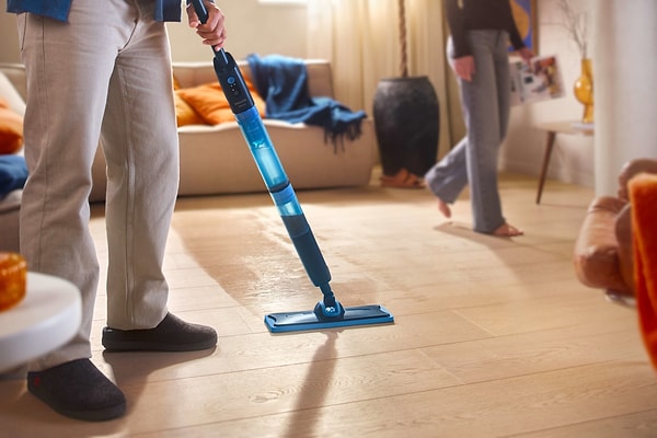 Yüksek teknolojili bir elektrikli mop kullanarak tozları havaya kaldırmadan derinlemesine temizlik yapabilirsiniz.