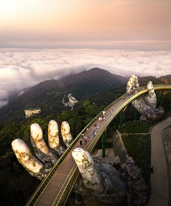 Vietnam'da bulunan altın köprü gökyüzünü tutan eller olarak da biliniyor.