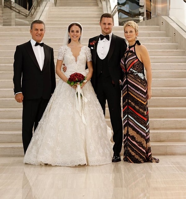 Mustafa Sarıgül'ün oğlu iş insanı Ömer Sarıgül ve eşi Revna Sarıgül 6 yıl önce dünyaevine girmişlerdi.