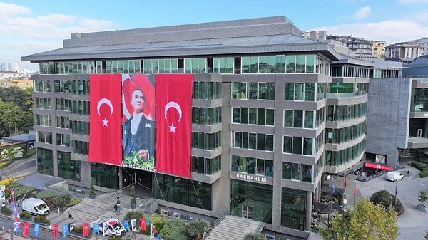 İstanbul'da CHP'li Üsküdar Belediyesi'ne operasyon düzenlendi, 20 kişi gözaltına alındı.