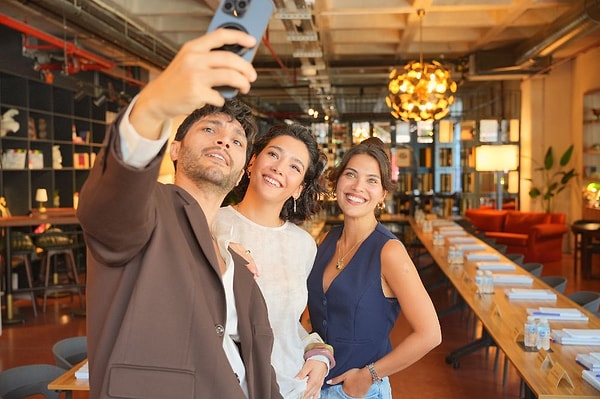 NOW ekranlarında izleyiciyle buluşan Halef Köklerin Çağrısı dizisinde sürpriz bir ayrılık kararı alındı.