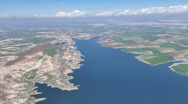 Atatürk Barajı, hidroelektrik santrali aracılığıyla Türkiye’nin elektrik ihtiyacına devasa bir katkı sunuyor.