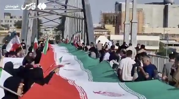 Seferberlik çağrısı üzerine on binlerce İranlı sokağa çıktı.