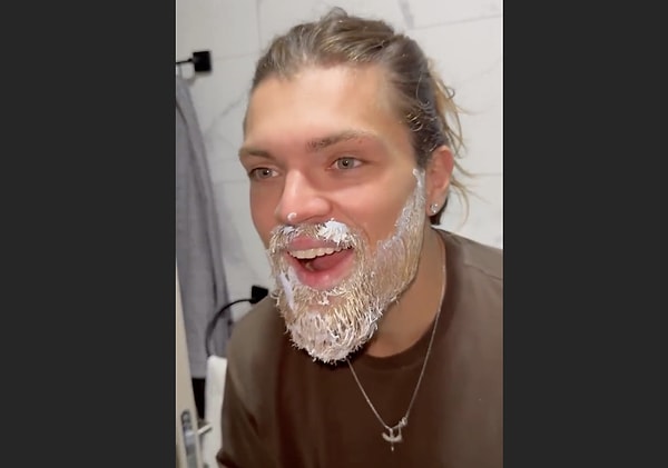 Onur Alp'in uzun ve sağlıklı saçları yarışmaya damga vurmuştu.