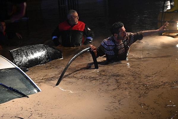 Kadirli ilçesinin kırsal kesimlerinde saat 17.00 sıralarında başlayan sağanak , günlük yaşamı olumsuz etkiledi.