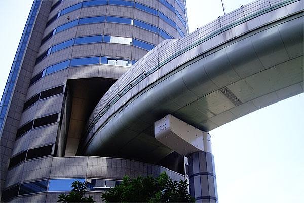 Osaka’daki Gate Tower Building’in en dikkat çekici özelliği, Hanshin Expressway hattının binanın 5, 6 ve 7’nci katlarından geçmesi.