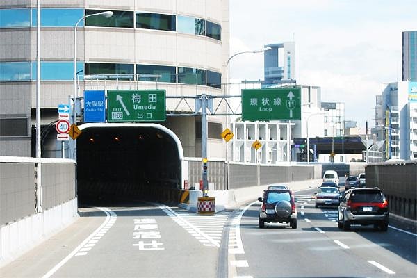 İlginç bir başka detay ise otoyol idaresinin, binanın içinden geçen katlar için kira ödemesi.