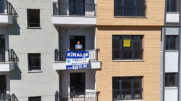 Kahramanmaraş merkezli 6 Şubat depremlerinin en ağır etkilediği illerden biri olan Hatay’da, bir dönem zirveye çıkan kira fiyatları yerini düşüş trendine bıraktı.