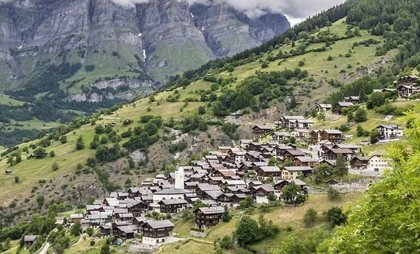 Projede ilk engel, İsviçre'nin federal yapısından geldi.