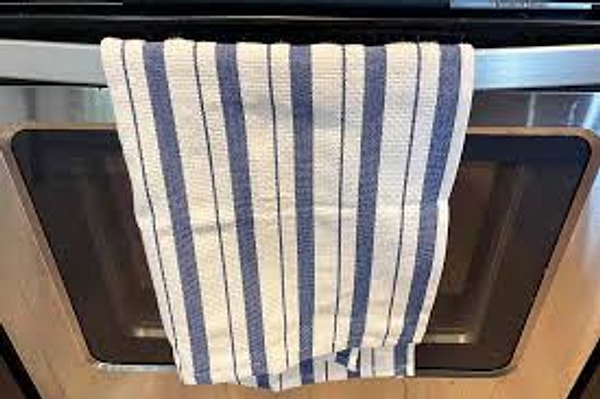 Mutfakta kullanılan havlular, neredeyse gün boyunca farklı amaçlarla elden ele dolaşan en pratik eşyalardan biri olarak öne çıkıyor.