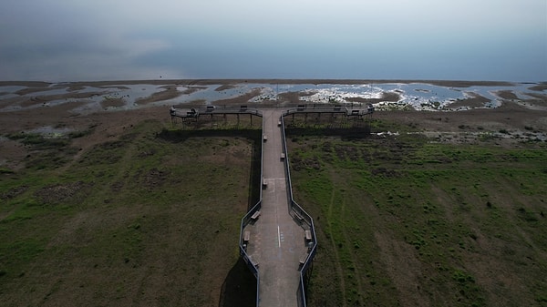 Bursa’da geçen yıl su kesintileri yaşanmasına rağmen bugün üç barajın dolu olması, İznik Gölü’ndeki çekilmeyi daha da tartışmalı hale getirdi.