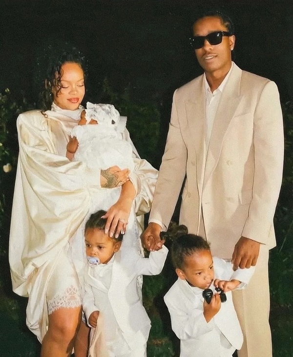 Dünya müzik tarihine adını altın harflerle yazdıran Rihanna, yalnızca hit şarkıları ve ikonik albümleriyle değil, yarattığı kült etkiyle de adeta bir döneme damga vurdu.