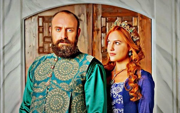 Türk televizyon tarihine damga vuran Muhteşem Yüzyıl ile hafızalarımıza kazınan Halit Ergenç ve Meryem Uzerli, ekran başındaki herkesi büyülemişti.