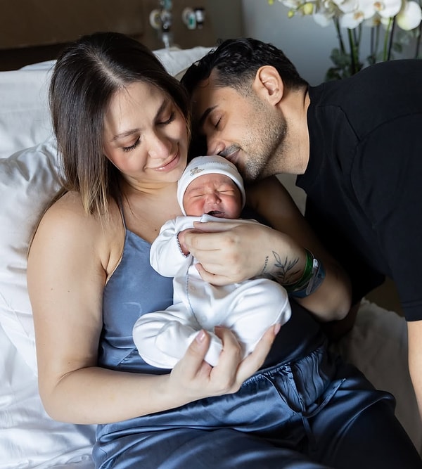 Çift, yaklaşık 9 ay önce de bir bebek beklediklerini duyurarak herkesi şaşırtmıştı.