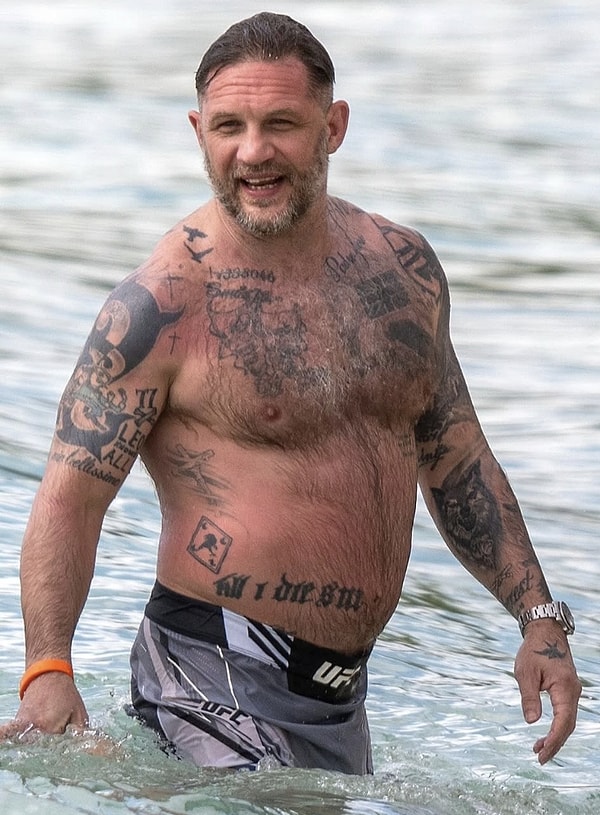 Son dönemde görüntülenen Tom Hardy, eski fit görünümünden uzaklaşmış haliyle konuşulmaya başladı.