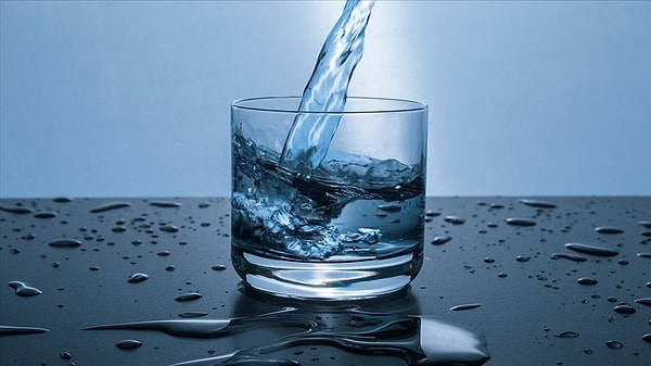 Pet şişelerin hammaddesi petrol.