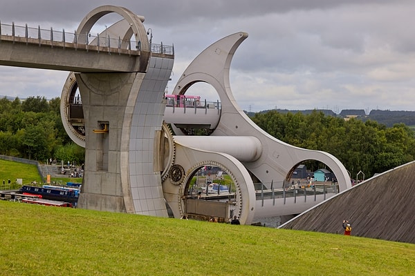 İki kanal arasındaki kot farkı modern bir asansör sistemiyle aşılıyor