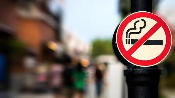 Kamusal alanlardaki kısıtlamalar da genişletilerek açık hava sahalarına taşınıyor.