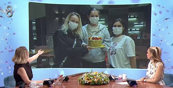 Tüm bu sert açıklamaların gölgesinde dikkat çeken bir başka detay ise asistanı Tuğçe’nin yayına bağlanarak verdiği bilgiler oldu.